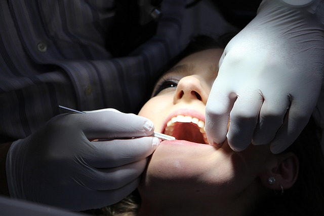 Występowanie aft jest również powszechne po zabiegach stomatologicznych. Źródło: Getty Images Afty po zastrzyku u dentysty
