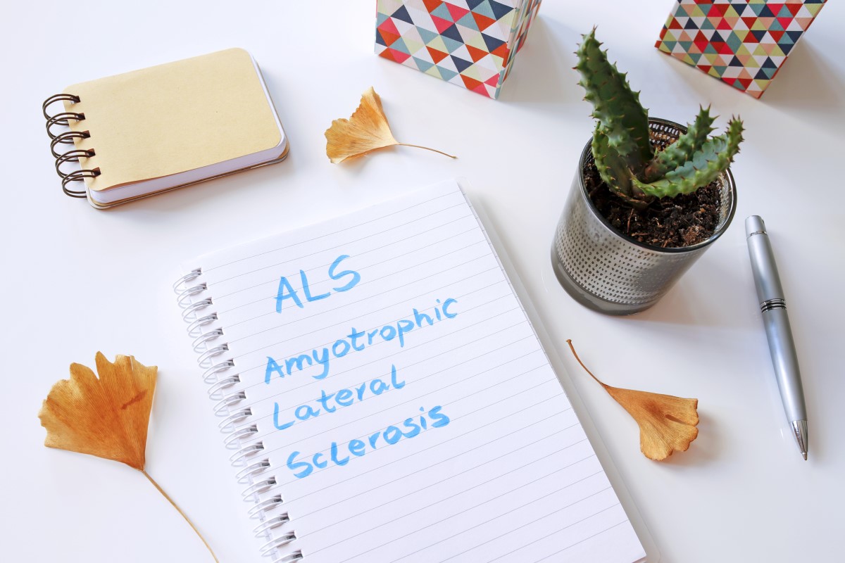 Stwardnienie zanikowe boczne - ALS - Amyotrophic Lateral Sclerosis Źródło zdjęcia: Getty Images Stwardnienie zanikowe boczne - napis ALS na papierze