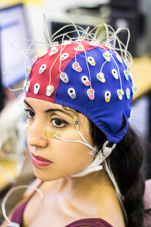 EEG do monitorowania aktywności mózgu Źródło zdjęcia: Getty Images Badanie EEG kobiety, elektrody na głowie