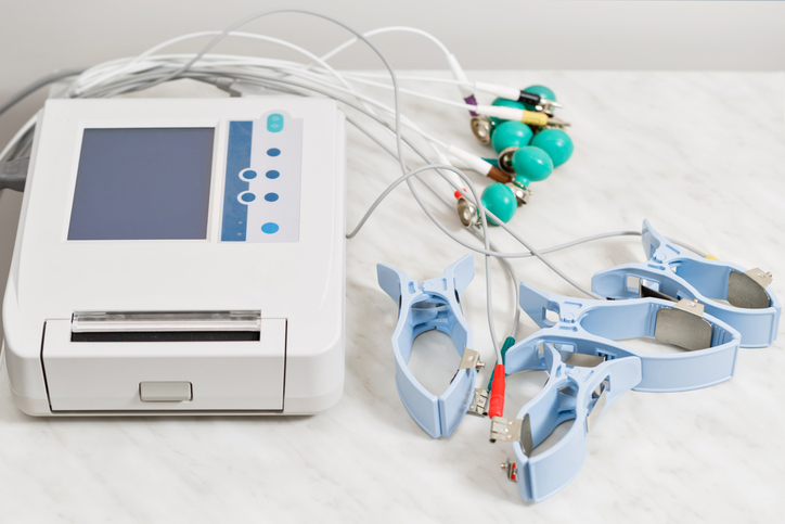 Urządzenie EKG z elektrodami Źródło: Getty Images Aparat EKG, elektrody, balony z elektrodami