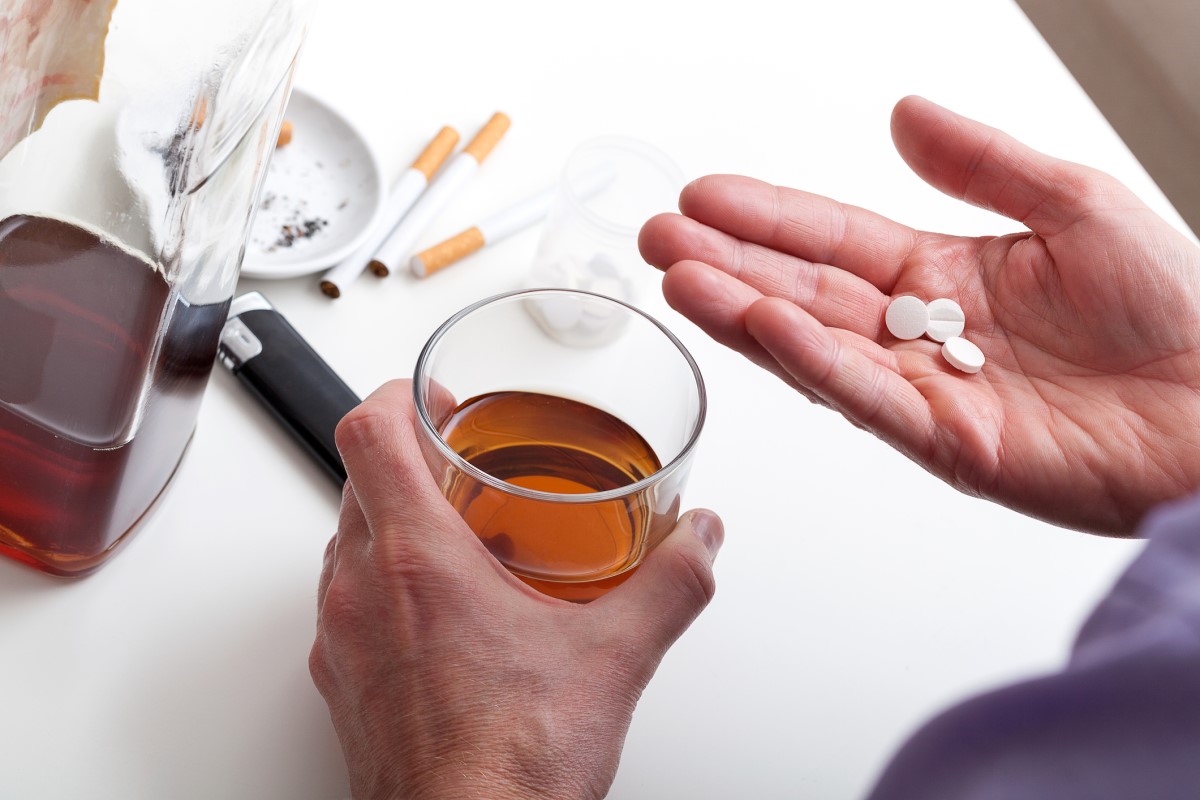 Alkohol, palenie tytoniu i narkotyki są jednymi z najczęstszych przyczyn. Które z nich możemy pominąć, a tym samym zapobiec długotrwałemu zapaleniu trzustki? Getty Images Alkohol, palenie tytoniu i leki. Mężczyzna trzyma w prawej ręce kieliszek z brązowym alkoholem i lekami. Jako najczęstsze przyczyny przewlekłego zapalenia trzustki