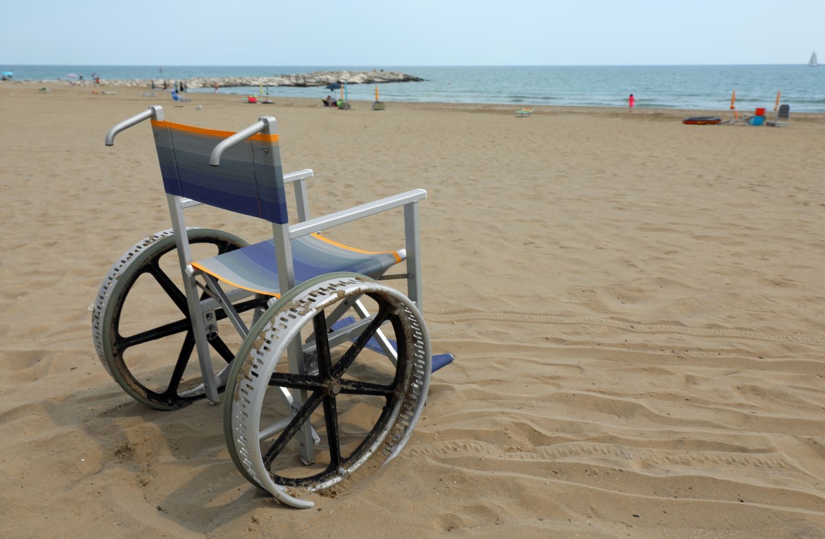 Pacjenci stopniowo tracą zdolność do dbania o siebie. Źródło zdjęcia: Getty Images Pusty wózek inwalidzki na plaży