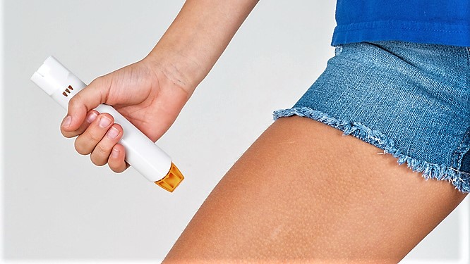 Osoby cierpiące na alergię powinny mieć przy sobie Epipen - ważne jest, aby podać go szybko, co zapobiegnie wystąpieniu wstrząsu. Źródło: Getty Images Podanie epipenu w przypadku alergii - u osoby uczulonej