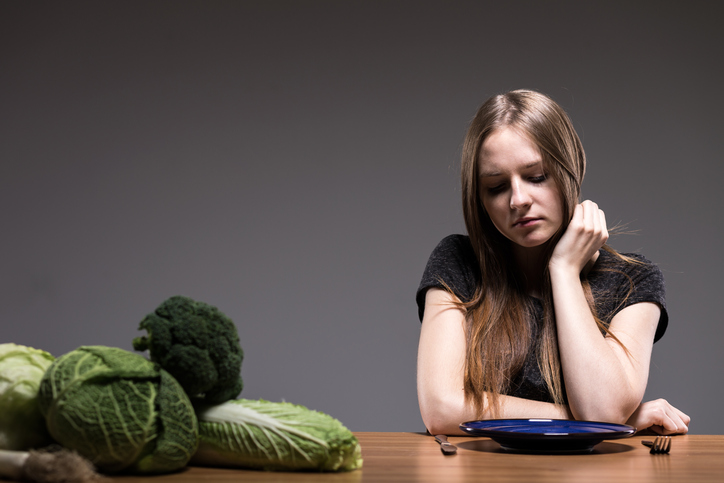 Efekt społeczny - szczupłe ciało, zdrowa dieta = zdrowie i sukces. Źródło: Getty Images Bulimia i chorobliwe przekonania na temat zdrowego odżywiania, kobieta, brak apetytu, warzywa