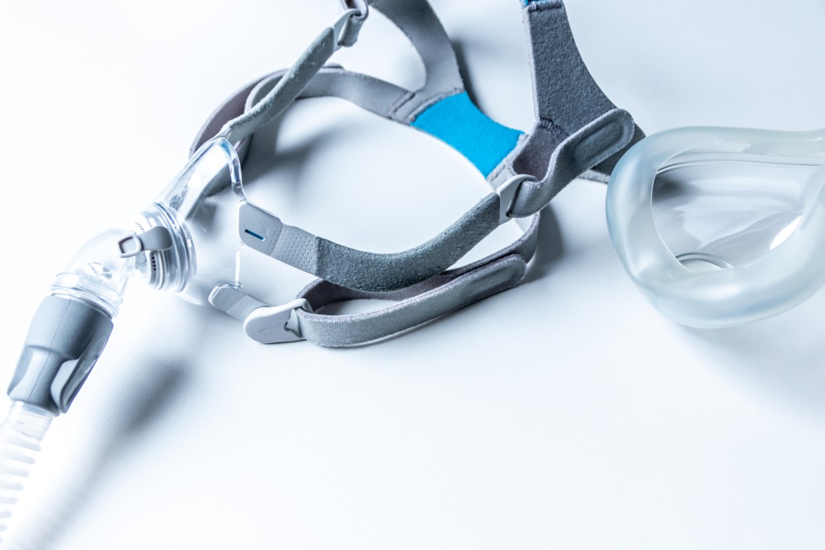 Wiele powikłań i zagrożeń dla zdrowia oraz dostępne rozwiązania i metody leczenia. Źródło: Getty Images Maska CPAP do leczenia bezdechu sennego