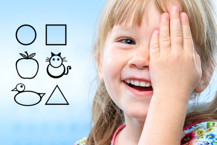 Badanie wzroku dzieci za pomocą zdjęć. Zdjęcie: Thinkstock Dziewczynka i badanie wzroku