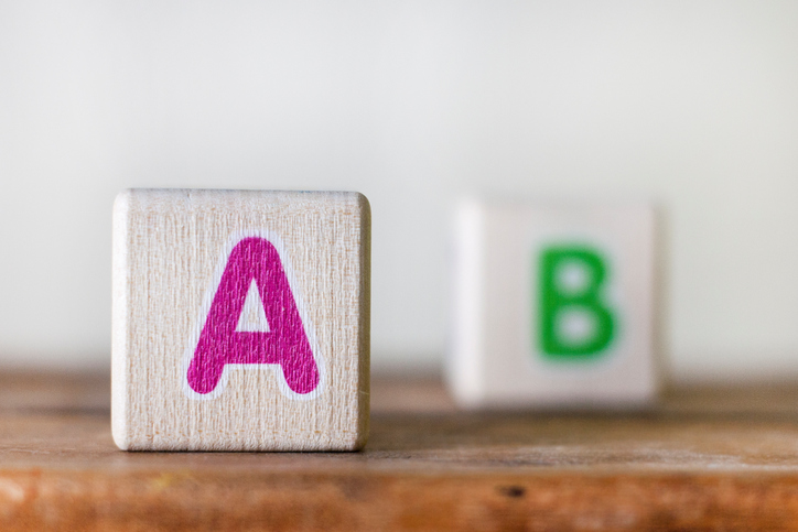 Jedno oko widzi ostro, a drugie niewyraźnie. Zdjęcie: Thinkstock drewniane kostki z różową literą A i zieloną literą B