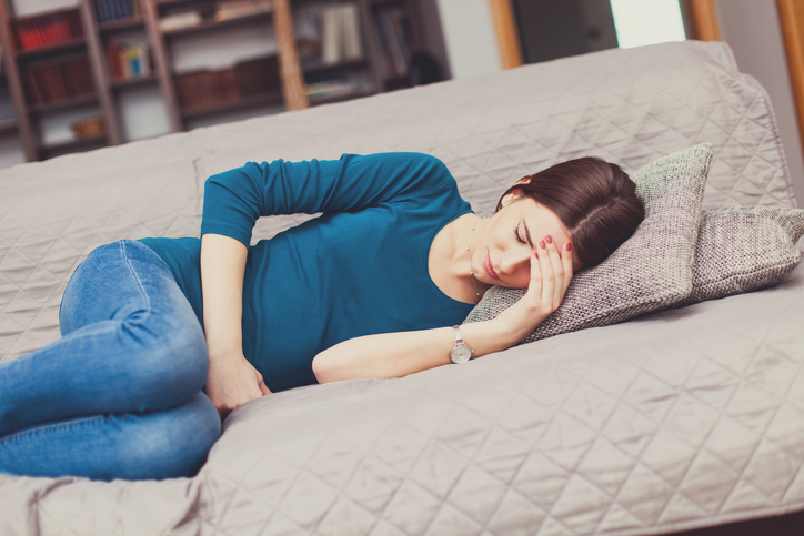 Ból w endometriozie ma swoją specyfikę. Źródło: Getty Images Bolesne miesiączkowanie, ból podbrzusza w endometriozie