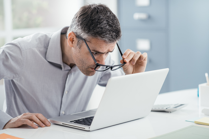 Odczytywanie i śledzenie pobliskich obiektów jest problematyczne. Zdjęcie: Thinkstock Problemem jest czytanie - człowiek za komputerem nie widzi dobrze bez okularów