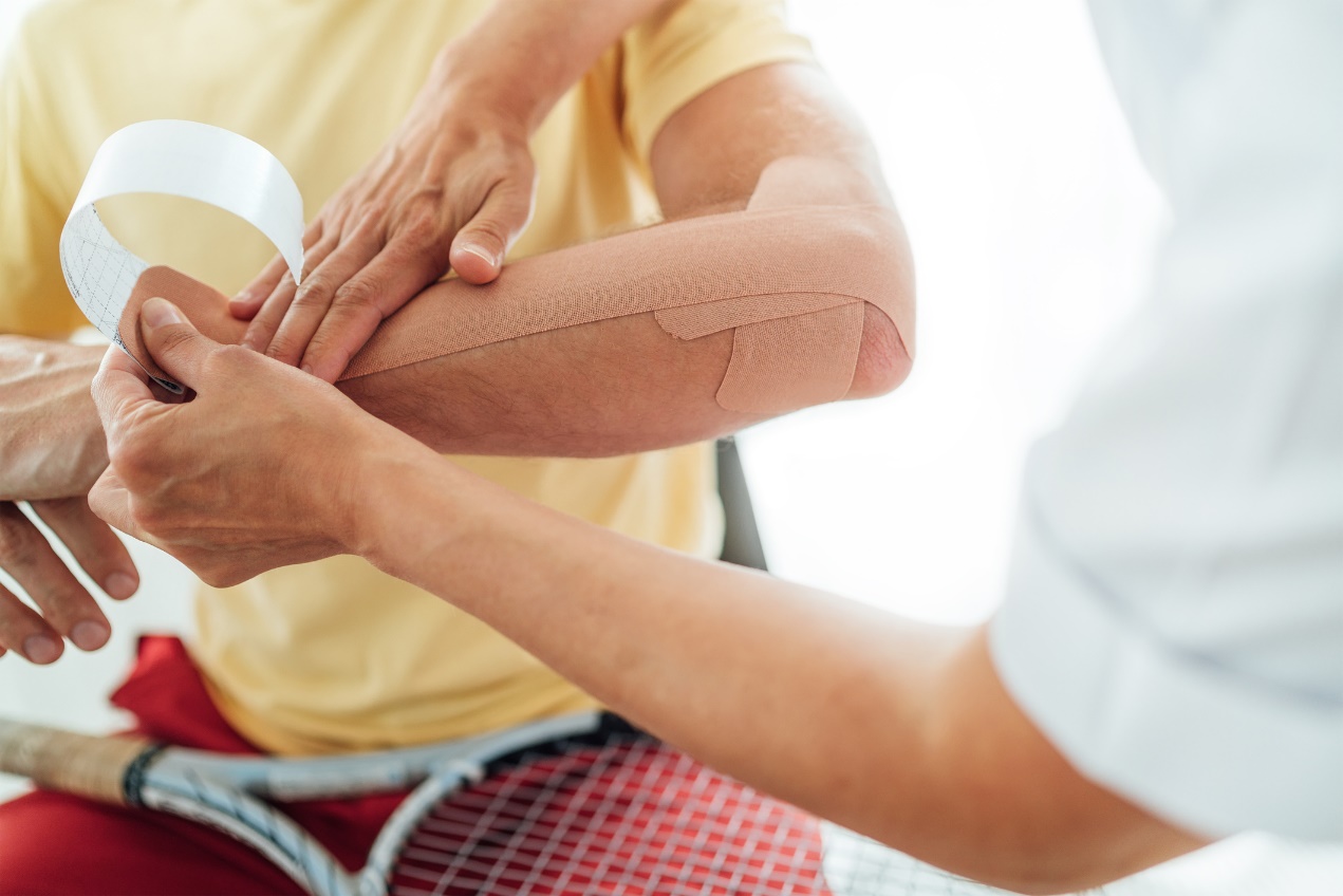 Kinesiotaping w zapaleniu nadkłykcia kości promieniowej (łokieć tenisisty). Źródło: Getty Images Kinesiotaping w zapaleniu nadkłykcia kości promieniowej (łokieć tenisisty)