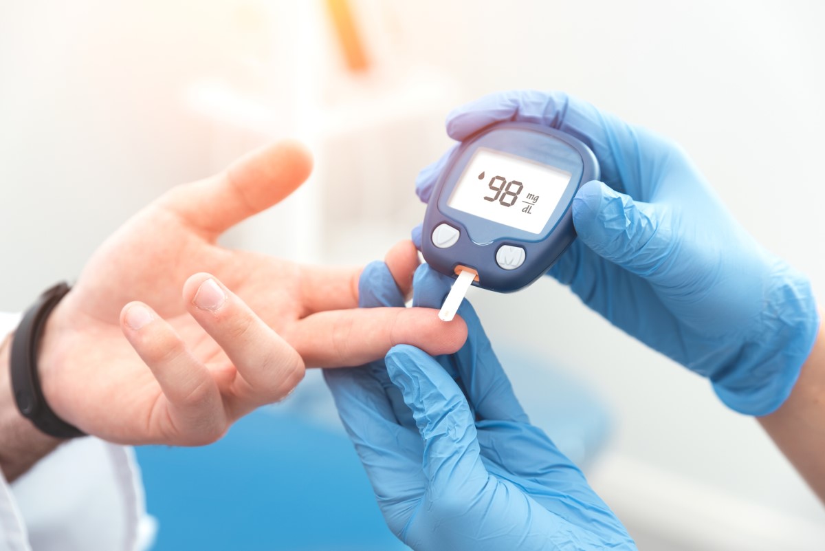 Diagnoza zespołu metabolicznego obejmuje nie tylko badanie fizykalne, ale także serię badań krwi w celu określenia poziomu glukozy, cholesterolu i innych tłuszczów. Źródło: Getty Images Pomiar cukru we krwi - stężenie glukozy we krwi, nakłucie palca i pomiar