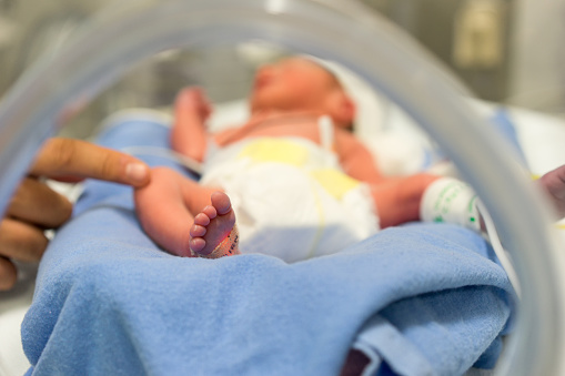 Noworodek zagrożony. Zdjęcie źródłowe: Getty Images noworodek leżący w inkubatorze