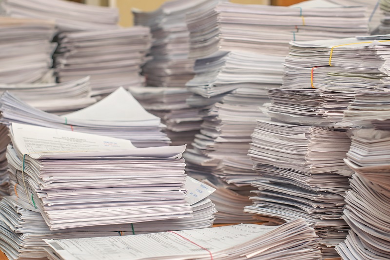 Wiele ważnych dokumentów dla osoby z OCD. Źródło zdjęcia: Getty Images Mnóstwo papierów i bałagan