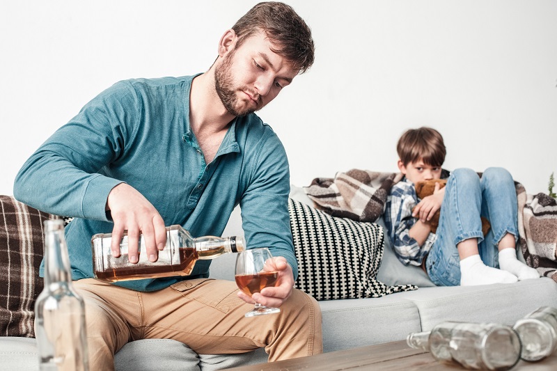Gdy jeden z rodziców jest już uzależniony, funkcjonowanie rodziny jest poważnie zagrożone. Źródło zdjęcia: Getty Images. Uzależnienie ojca od alkoholu, na czym szczególnie cierpią dzieci.