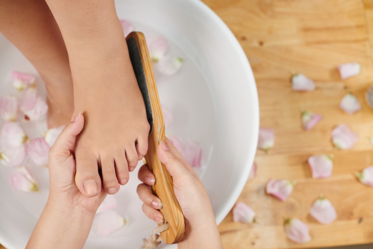W przypadku niektórych problemów wymagana jest fachowa ręka i rodzaj pedicure. Źródło: Getty Images Pedicure, leczenie stóp i przycinanie za pomocą szczotki ujędrniającej