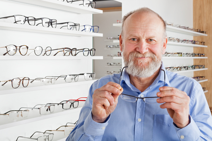 Wiek wystąpienia prezbiopii jest indywidualny. Zdjęcie: Thinkstock Senior trzyma okulary