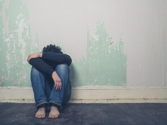 Trudności psychologiczne są na pierwszym miejscu. Źródło zdjęcia: Getty Images Trudności psychiczne - mężczyzna opiera się o ścianę