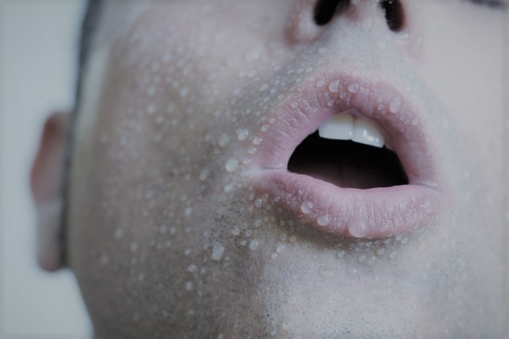 Objawem jest blada skóra z obecnością zimnego potu. Źródło: Getty Images Szok - blada i spocona skóra - twarz mężczyzny