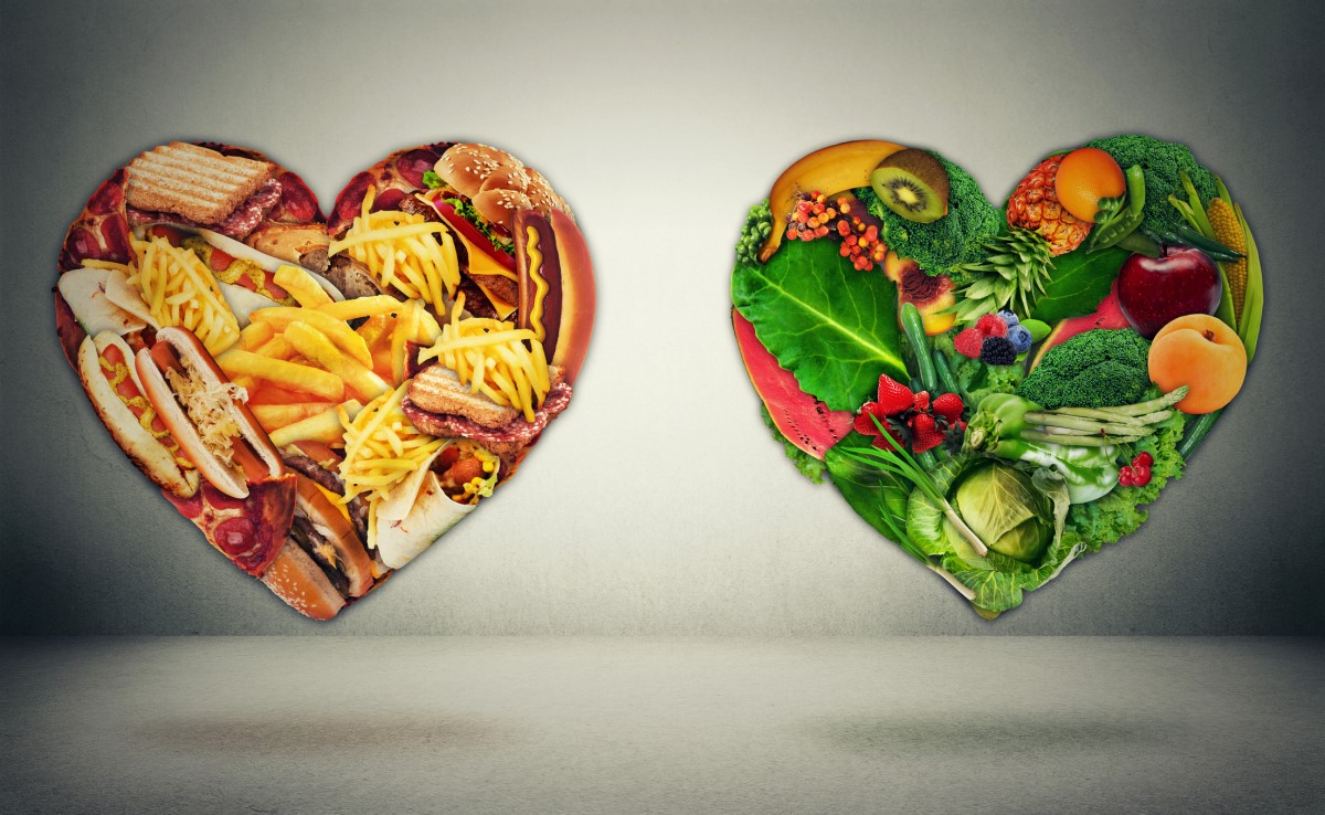 Jednym z kluczowych środków w zapobieganiu i leczeniu zespołu metabolicznego jest modyfikacja stylu życia. Źródło: Getty Images Niewłaściwa dieta i właściwa dieta w sercu