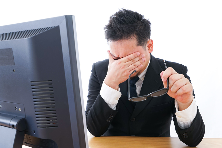 Zmęczenie oczu spowodowane długotrwałą pracą przy komputerze. Zdjęcie: Thinkstock Mężczyzna pracujący przy komputerze ma zespół suchego oka i zmęczone oczy