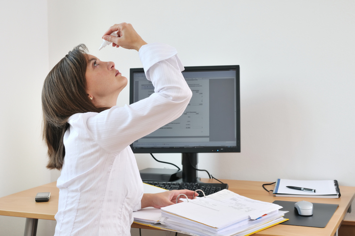 Uwaga na prawidłową diagnozę i samodzielne leczenie suchego oka. Zdjęcie: Thinkstock Kobieta z zespołem suchego oka zakraplająca krople do oczu