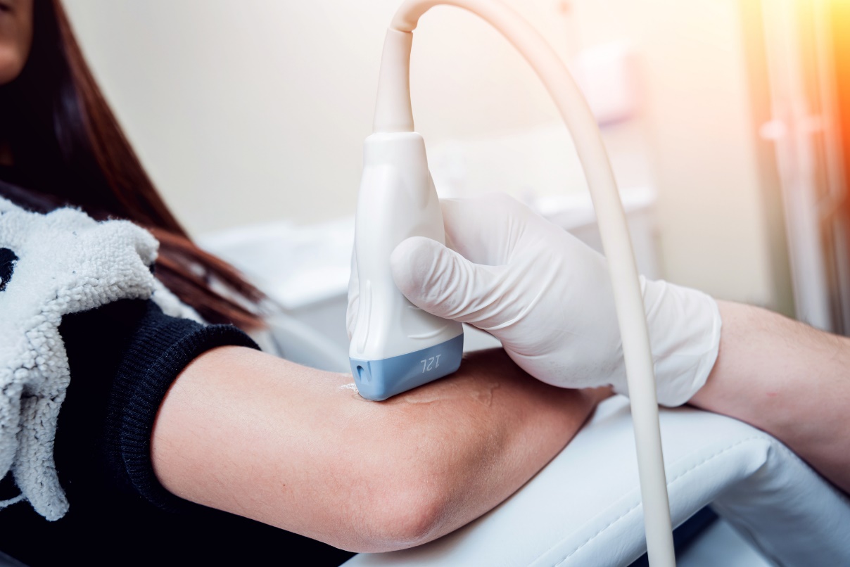 Fizykoterapia ultradźwiękowa w zapaleniu nadkłykcia kości promieniowej (łokieć tenisisty). Źródło: Getty Images Fizykoterapia ultradźwiękowa zapalenia nadkłykcia kości promieniowej (łokieć tenisisty)