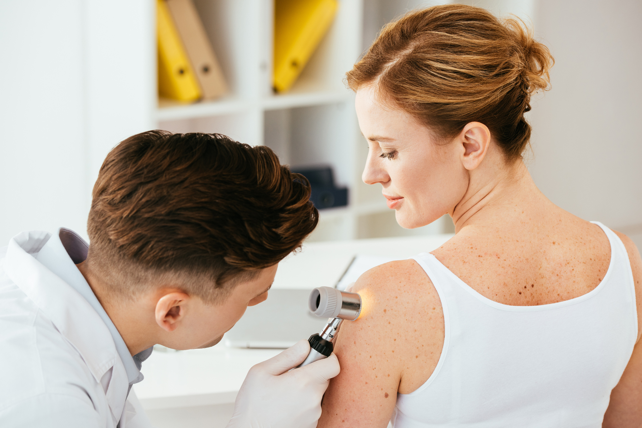 Badanie dermatoskopem Źródło: Getty Images Badanie dermatoskopem