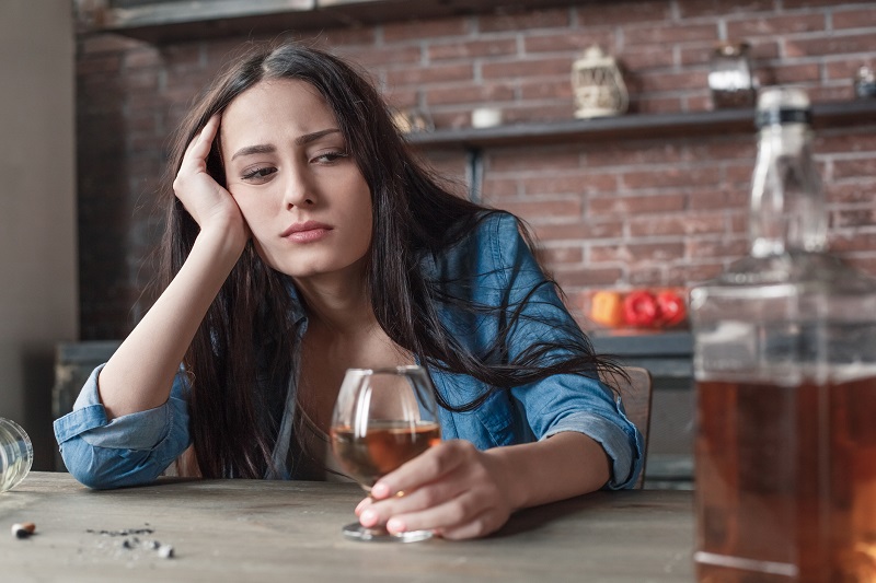 W dzisiejszych czasach to młode kobiety są często uzależnione od alkoholu. Źródło: Getty Images. Kobieta z kieliszkiem wina