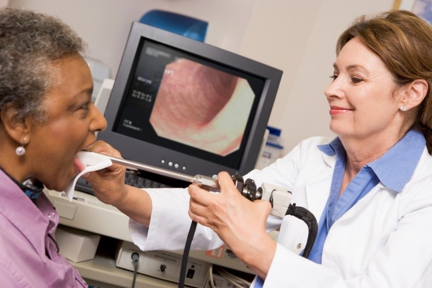 Diagnostyczne badanie obrazowe - laryngoskopia. Źródło: Getty Images Obrazowanie diagnostyczne - Laryngoskopia, kobieta i lekarz z endoskopem, kamerą i badaniem