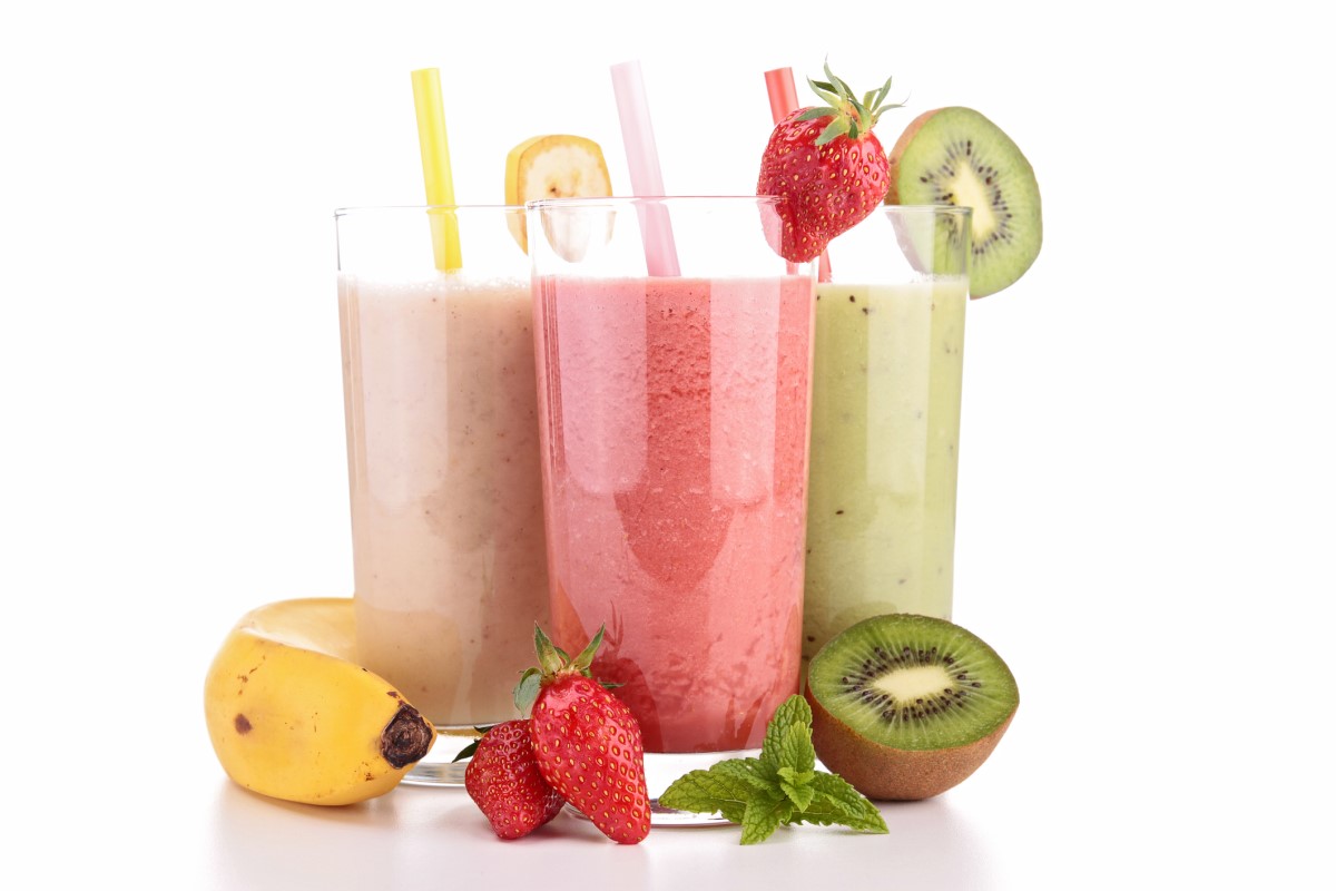 Smoothie przygotowane z różnych owoców. Źródło: Getty Images Koktajl owocowy