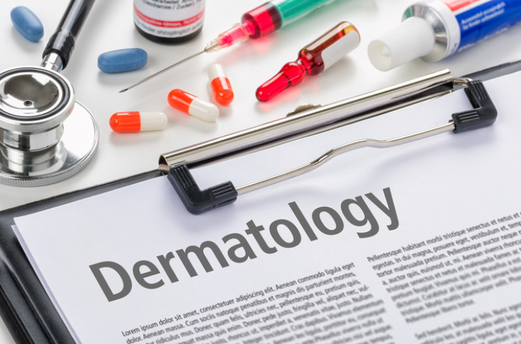 Farmakologiczne leczenie opryszczki lekami przeciwwirusowymi. Źródło: Getty Images papier z opisem dermatologów obok tabletek i strzykawki