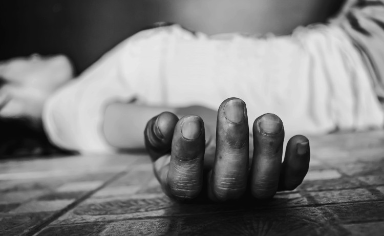 Utrata przytomności, zatrzymanie oddechu i krążenia (CPR). Źródło: Getty Images czarno-białe zdjęcie kobiety w białej koszulce leżącej nieprzytomnie na podłodze