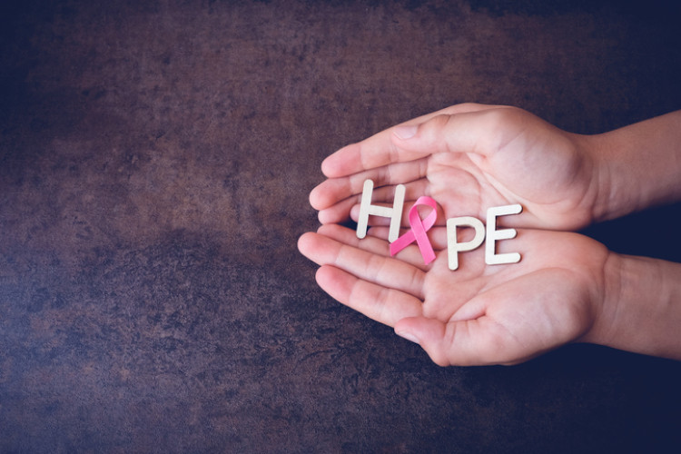 Symbol nadziei w dłoniach kobiety. Źródło: Getty Images palmy z literami w kształcie HOPE - nadzieja