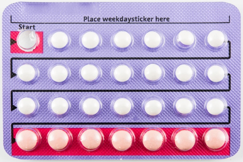 Miesięczny blister hormonalnych środków antykoncepcyjnych w postaci tabletek doustnych. Źródło: Getty Images Miesięczny blister hormonalnych środków antykoncepcyjnych w postaci tabletek doustnych