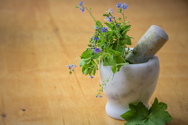 Zioła pomogą. Źródło zdjęcia: thinkstock photos domowy przepis, moździerz, zioła