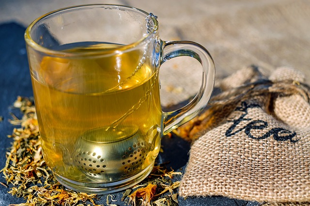 Herbatę i wywar można płukać gardłem, ale także pić. Źródło zdjęcia: Zdjęcia Thinkstock herbata, filiżanka, torebka herbaty