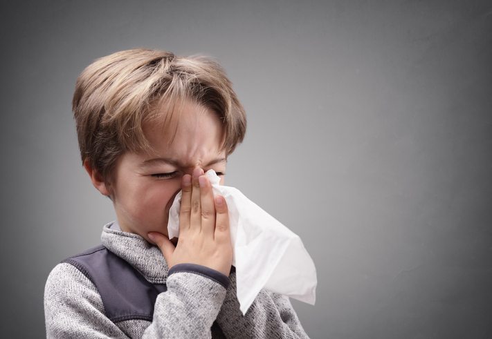 Jama nosowa, zdjęcie: Thinkstock photos Chłopiec wydmuchuje nos, flegmę, w chusteczkę higieniczną