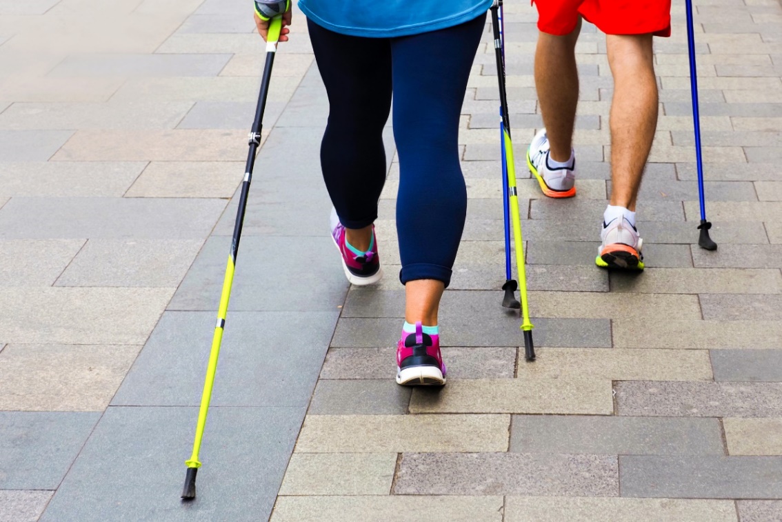 Kijki i odpowiednie buty do nordic walking. Źródło: Getty Images Kijki i odpowiednie buty do nordic walking