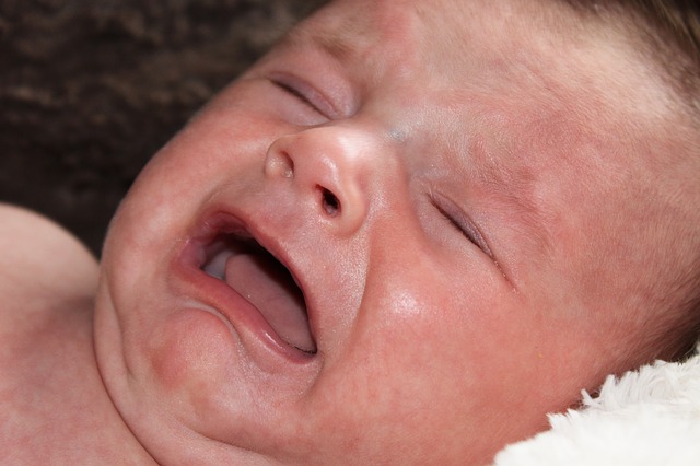 Getty Images Obserwuj ogólną ekspresję dziecka, skórę, łzy podczas płaczu i ciemiączko. Źródło zdjęcia: Małe dziecko, niemowlę - płacz