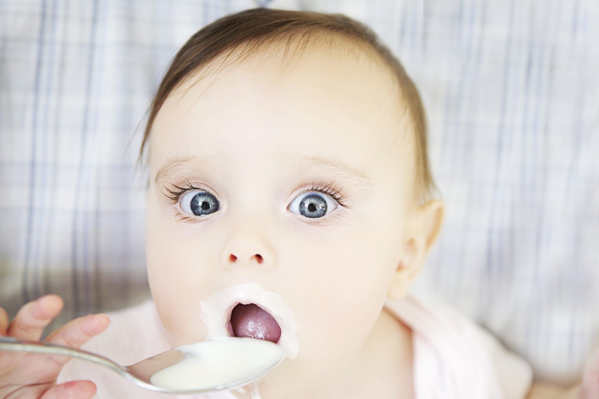 Dieta z dużymi oczami jedząca jogurt