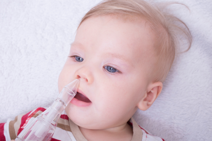 HI-B powoduje infekcje układu oddechowego. Zdjęcie: Thinkstock odsysanie smarków z nosa dziecka za pomocą pompy ssącej
