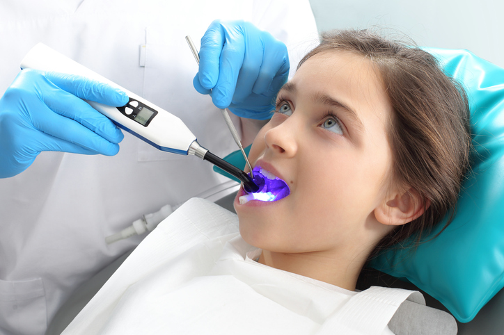Stemplowanie to bezbolesna procedura, która zajmuje około 5 minut. Źródło: Thinkstock Dziewczynka na fotelu dentystycznym leczona przez dentystę