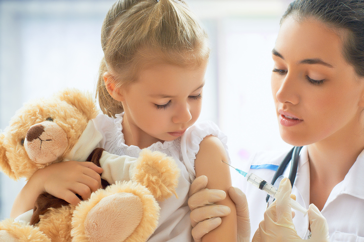 Szczepienia są ważne w budowaniu odporności na niektóre bakterie i wirusy. Zdjęcie: Thinkstock Szczepienie dziecka wypchanym zwierzęciem