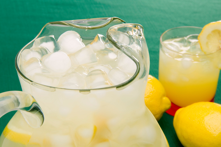 Zimne napoje obniżają odporność. Zdjęcie: Thinkstock szklany dzbanek z lemoniadą i kostkami lodu