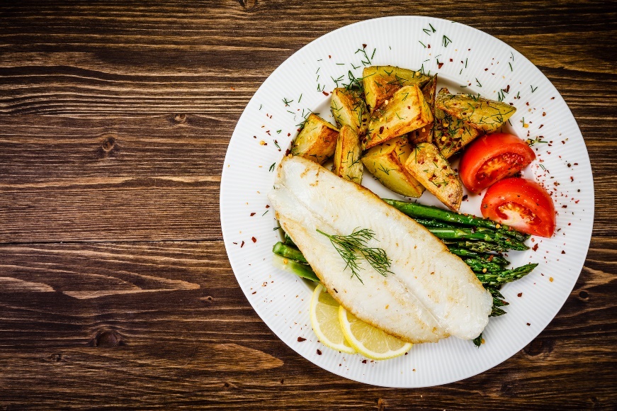 Przykładowy obiad: grillowana ryba ze szparagami, pieczonymi ziemniakami, ziołami i świeżymi warzywami. Źródło: Getty Images Przykładowy obiad: grillowana ryba ze szparagami, pieczonymi ziemniakami, ziołami i świeżymi warzywami.