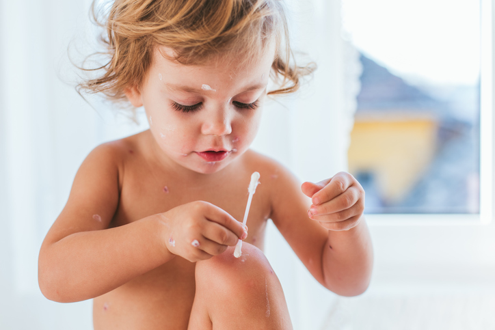Możesz również zapytać w aptece o kremy na grzybicę. Źródło: Thinkstock Nagie dziecko pielęgnuje skórę wacikiem