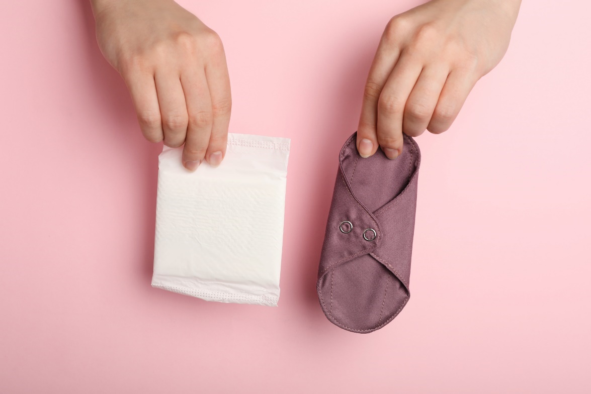 Jednorazowe i materiałowe podpaski menstruacyjne Źródło: Getty Images Jednorazowe i materiałowe podpaski menstruacyjne