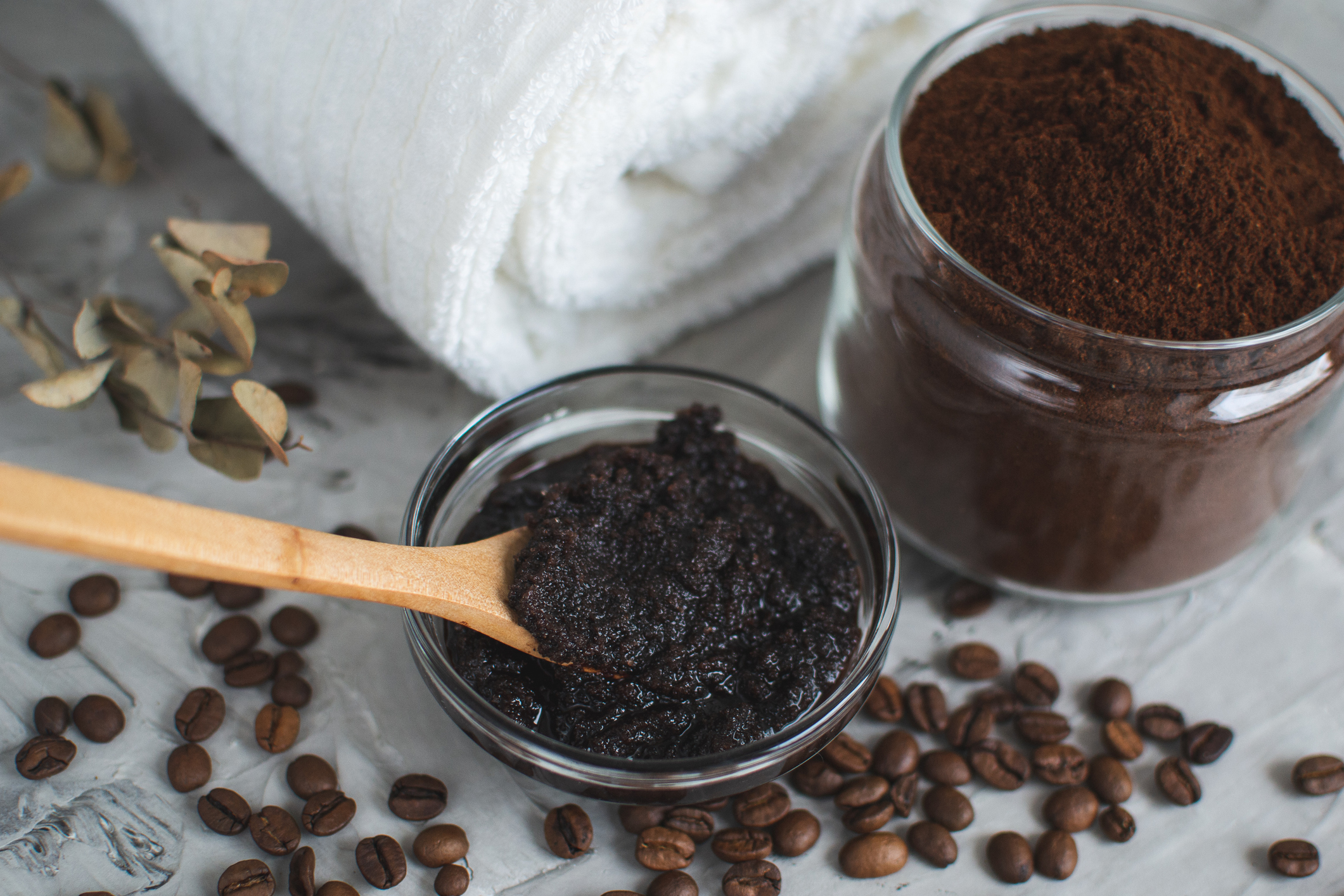 Coffee scrub, źródło: Getty Images Peeling kawowy