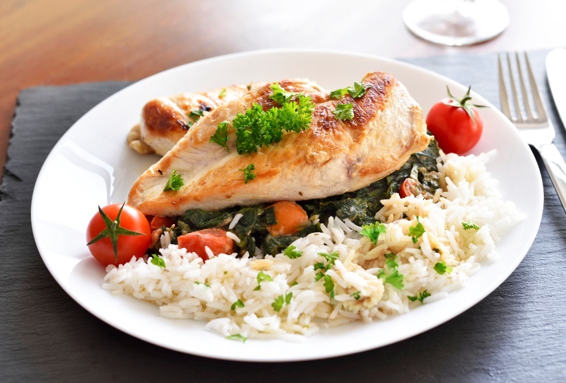 Przykładowy lunch: grillowana pierś z kurczaka z ryżem, ziołami i świeżymi warzywami. Źródło: Getty Images Przykładowy lunch: grillowana pierś z kurczaka z ryżem, ziołami i świeżymi warzywami.