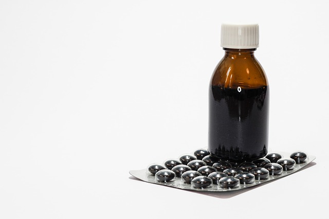 Przyjmowanie leków po konsultacji z lekarzem lub farmaceutą. Źródło zdjęcia: thinkstock photos leki, syrop, tabletki